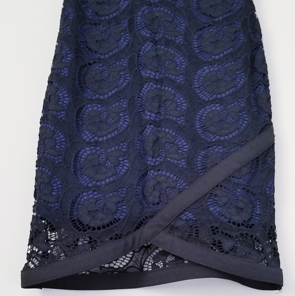 Lace bodycon dress - Picture 7 of 11